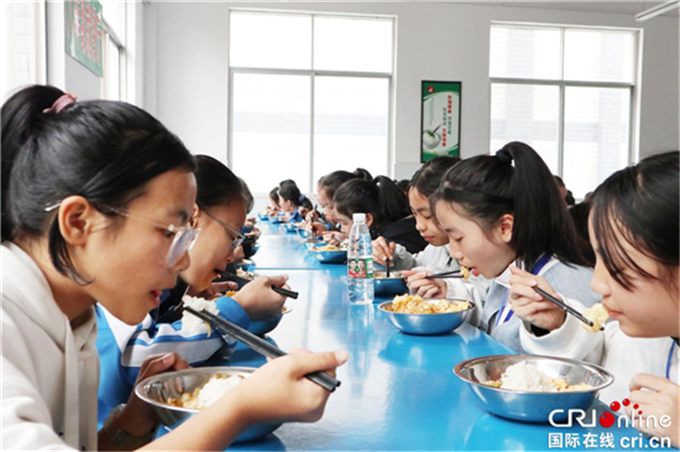 广西融水：一所实行“五元六菜一饭一汤”自助餐的学校